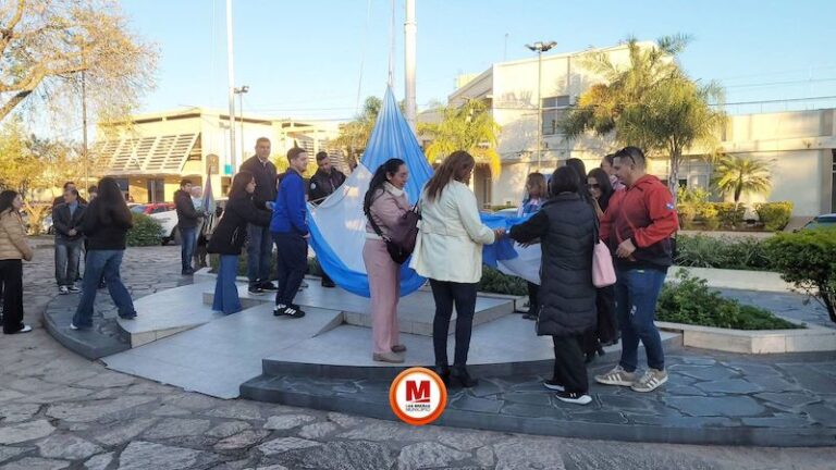 Izamiento de la bandera en la plaza central de Las Breñas por el Día Internacional de la Danza