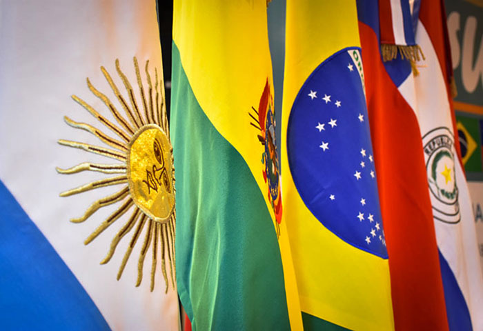Mapa esquemático de la Hidrovía Paraná-Paraguay y corredores de integración en el Norte Grande
