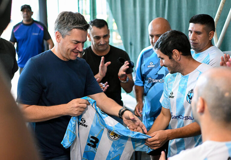 El gobernador Leandro Zdero junto a los jugadores de Los Murciélagos en el Polideportivo Jaime Zapata de Resistencia.