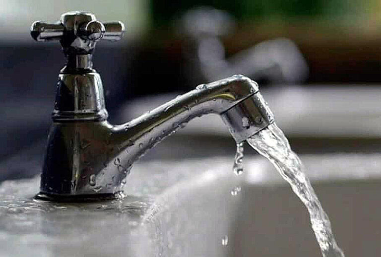 Trabajos de mantenimiento en sistema de captación de agua en el riacho Barranqueras, Chaco.