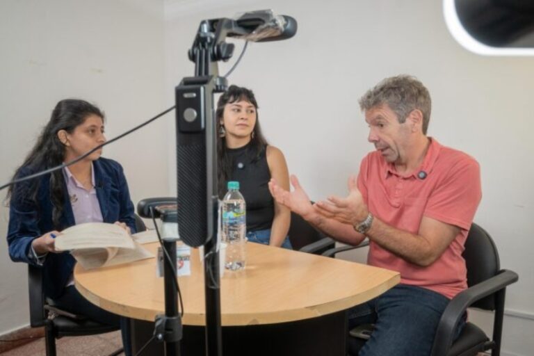 Martín Becerra, especialista en medios e industrias culturales, durante entrevista en streaming AsAECA