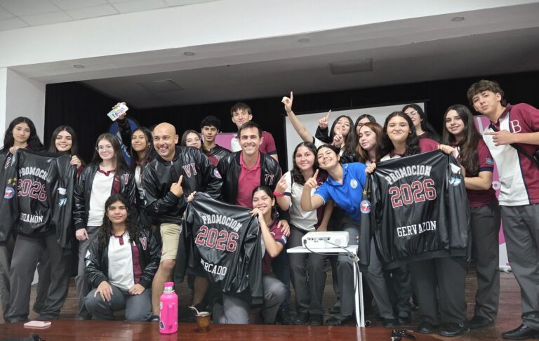 Grupo de jóvenes estudiantes participando de una capacitación en un auditorio