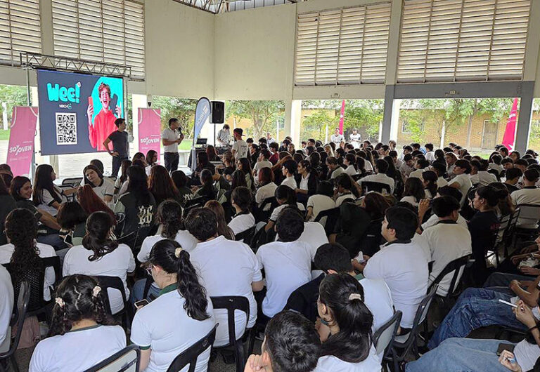 Grupo de jóvenes estudiantes participando de una charla de capacitación en un auditorio.