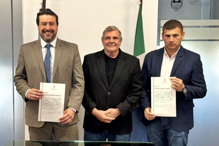 Ministro Carim Peche tomando juramento a nuevos subsecretarios