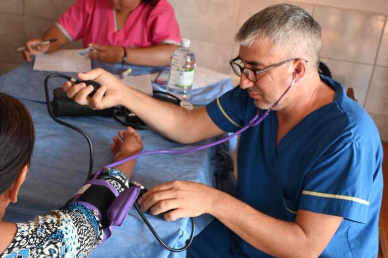 Personal de salud atendiendo a vecinos durante el operativo de la Red Estratégica de Salud en Miraflores, Chaco.