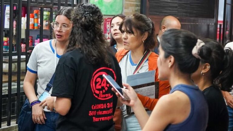 Personal municipal realizando inspección en un local de venta de alimentos en Barranqueras