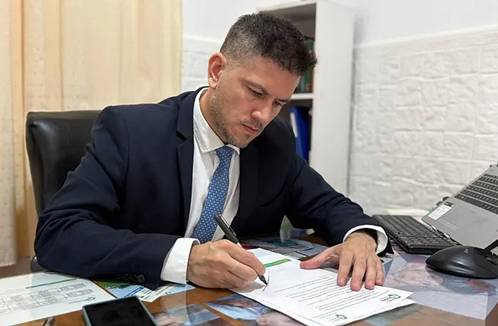 Intendente Damián Arévalo en su despacho del municipio de Feliciano.