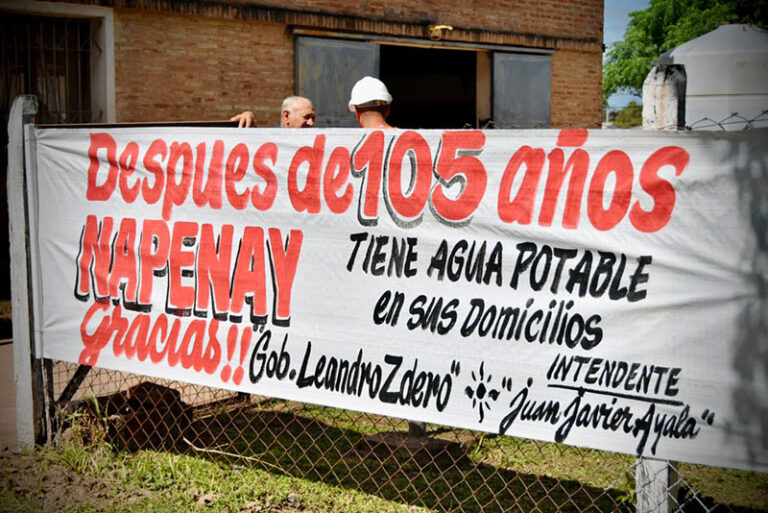 Autoridades provinciales y municipales en la presentación de la obra de agua potable en Napenay.