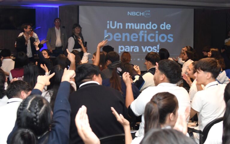 Estudiantes en taller de educación financiera del NBCH en el auditorio de la Casa Central