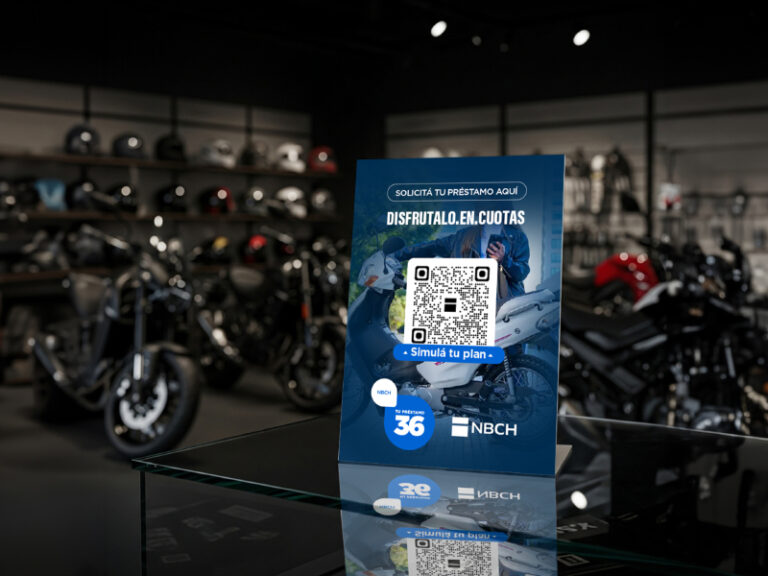 Logo del Nuevo Banco del Chaco y tarjeta de crédito