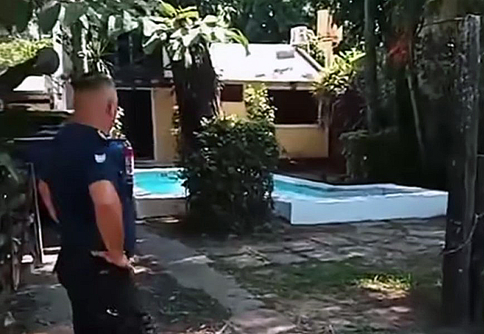 Ilustración de una pileta residencial con un entorno sereno.