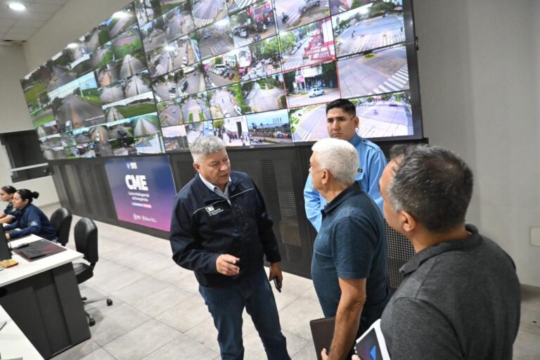 Instalación de cámaras de videovigilancia en una calle de la ciudad de Resistencia, Chaco.