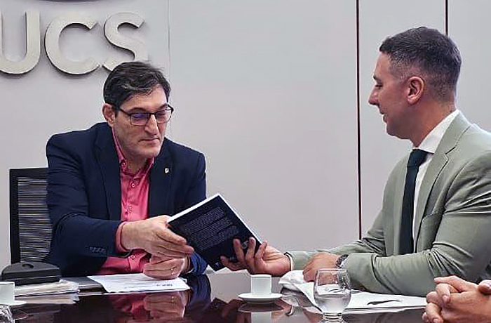 Germán Oestmann, rector de la UNCAUS, durante su participación en las jornadas académicas en Brasil.