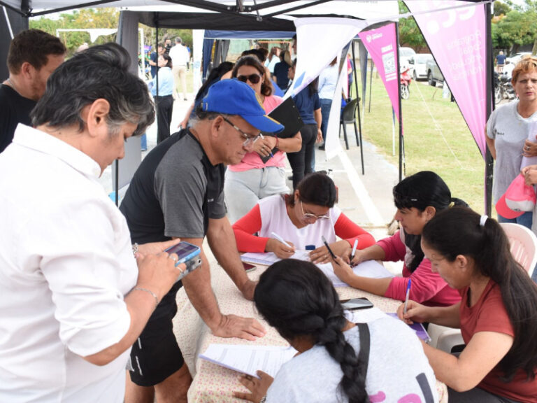 Funcionarios y vecinos durante el operativo integral del gobierno en Barranqueras