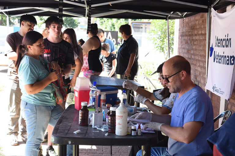 Operativo integral del Gobierno del Chaco en Barranqueras ofreciendo servicios a la comunidad