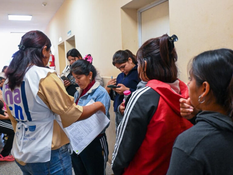 Equipos de salud durante el operativo de atención médica en Pampa del Infierno, Chaco.