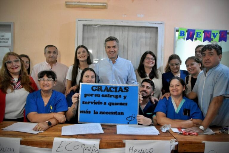 Operativo de salud de la Red Estratégica en Villa Berthet, Chaco, con profesionales atendiendo a la comunidad.