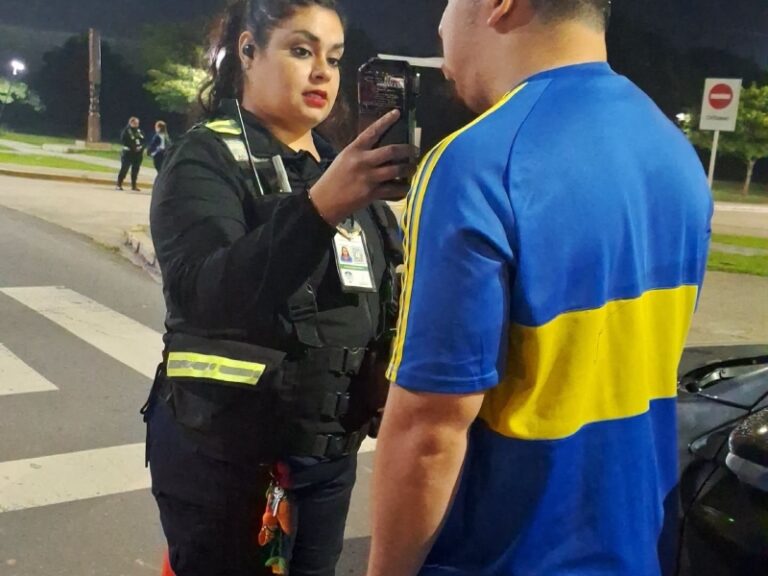 Agentes de tránsito realizando controles vehiculares en una calle de Resistencia