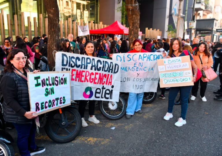 Representantes de organizaciones de discapacidad frente al Ministerio de Economía de la Nación.