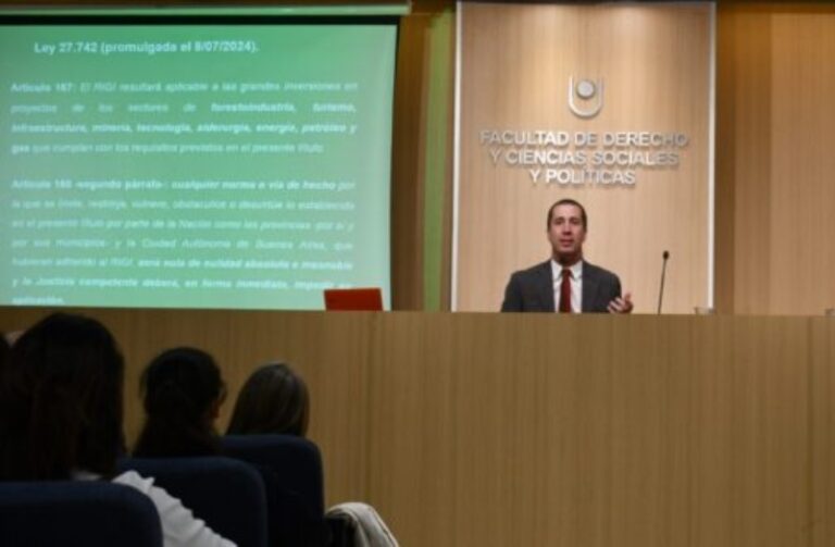 El Dr. Pablo Lorenzetti durante su disertación en la Facultad de Derecho de la UNNE.