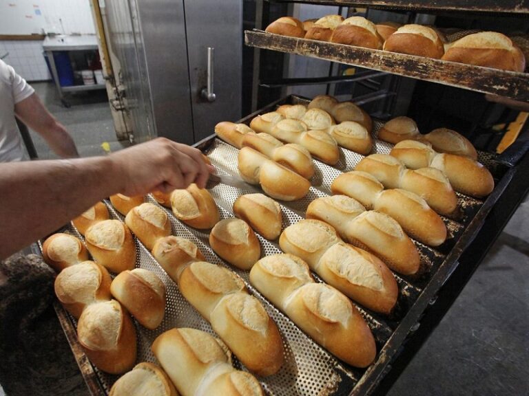Pan recién horneado en una panadería tradicional del Chaco