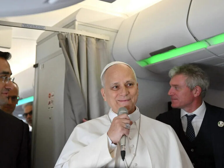 El papa León XIV hablando durante un viaje internacional.