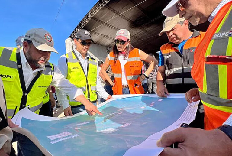 Presidente de Paraguay, Santiago Peña, durante anuncio de obra de puente internacional en la región chaqueña.