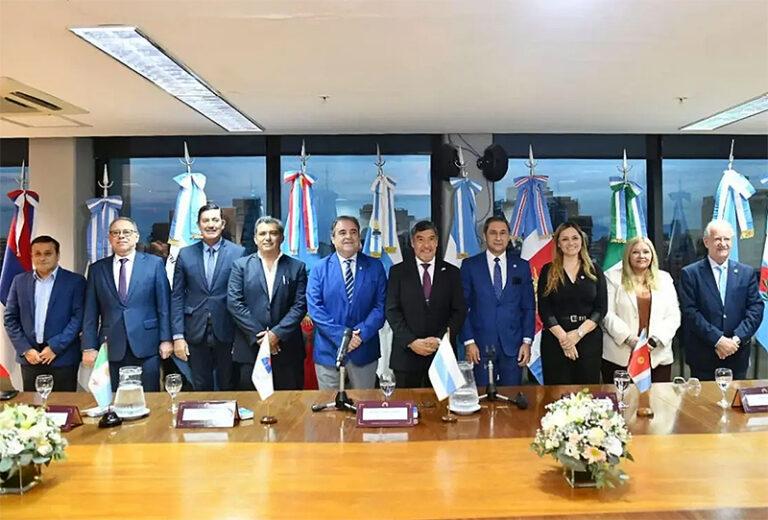 Autoridades del Parlamento del Norte Grande durante reunión en Tucumán.