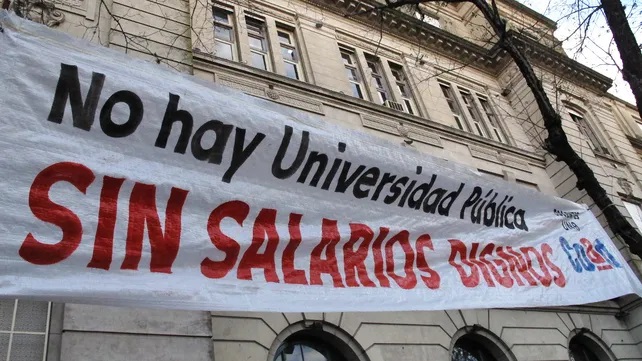 Manifestación de docentes universitarios en reclamo de mejoras salariales