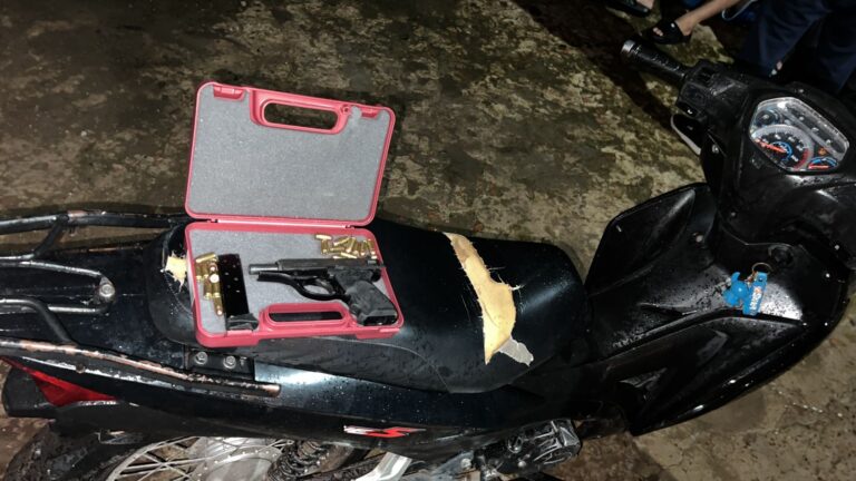Policía durante operativo de secuestro de arma de fuego en Resistencia