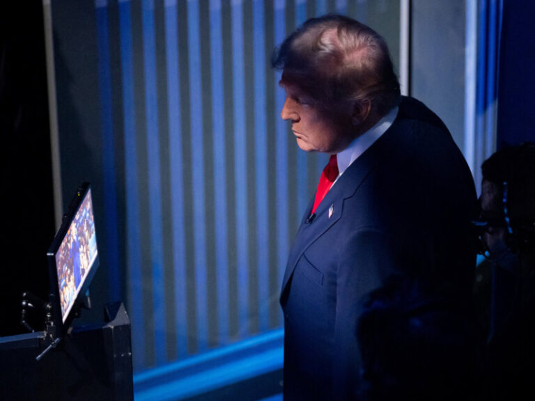 Donald Trump y bandera de Estados Unidos