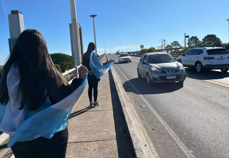Vista del puente Manuel Belgrano que conecta Corrientes y Chaco sobre el río Paraná