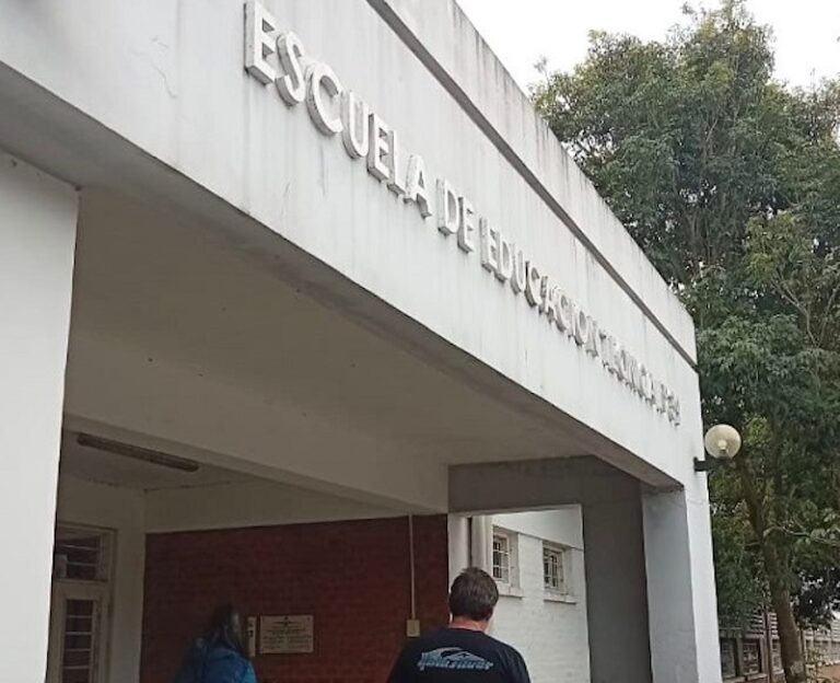 Imagen referencial de estudiantes y docentes en un espacio educativo alternativo.