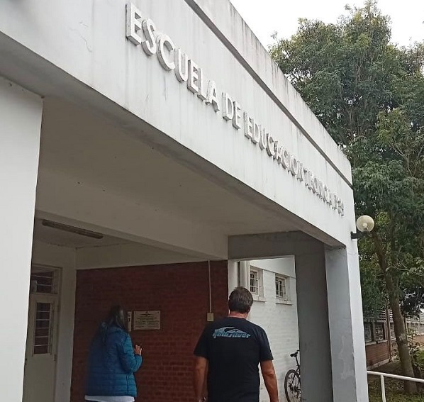 Exterior del polideportivo municipal de Puerto Tirol, donde se desarrollan temporalmente las clases de la EET N° 39.