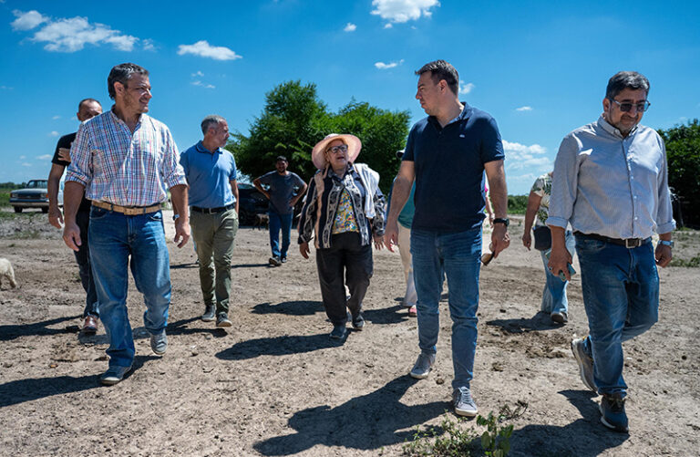 Funcionarios provinciales dialogan con vecinos durante relevamiento de obra eléctrica en paraje rural de Pampa del Indio, Chaco.