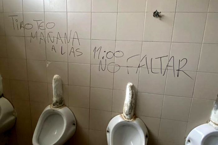 Fachada de escuela con pintadas en Corrientes