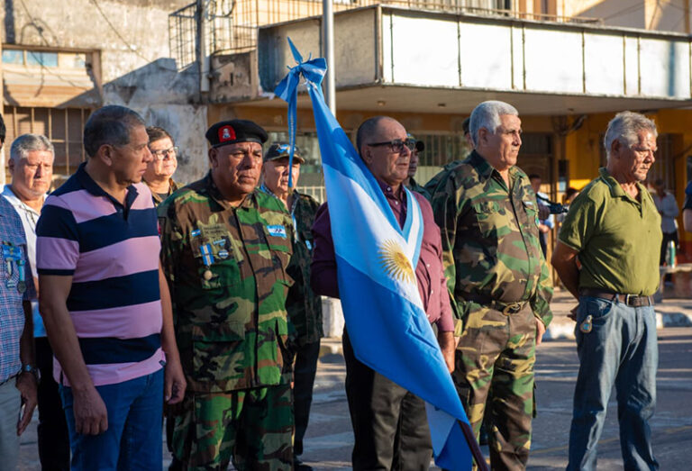 Acto conmemorativo del Día del Veterano y de los Caídos en Malvinas en el monumento de la plaza Juan B. Justo, Sáenz Peña.