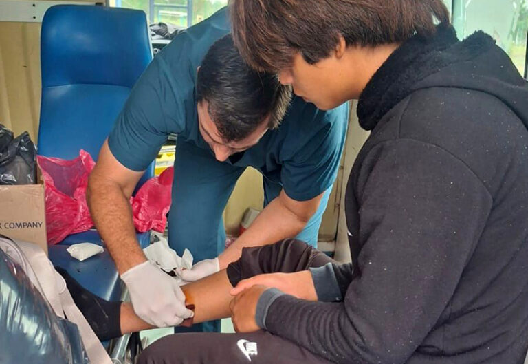 Equipo de salud realizando controles a personas en un centro de evacuados de Juan José Castelli.
