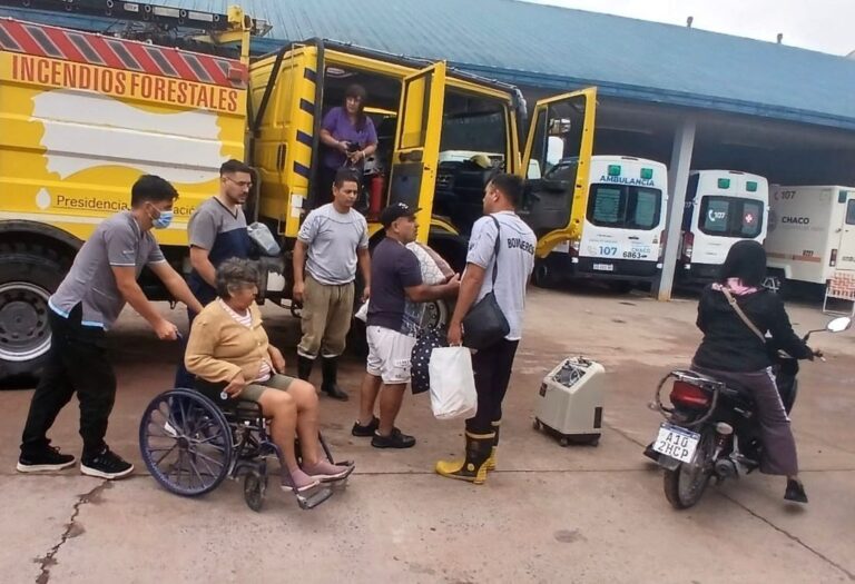 Personal de salud realizando asistencia en un centro de evacuados en Castelli, Chaco.