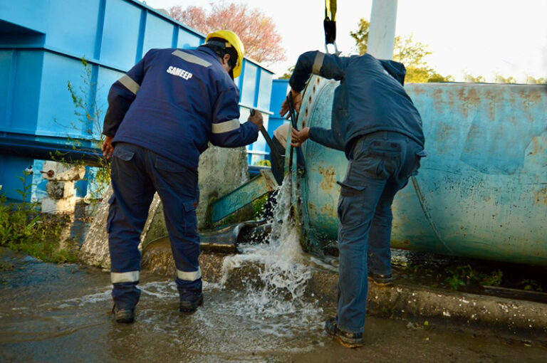 Personal técnico trabajando en infraestructura de suministro de agua en la provincia del Chaco.