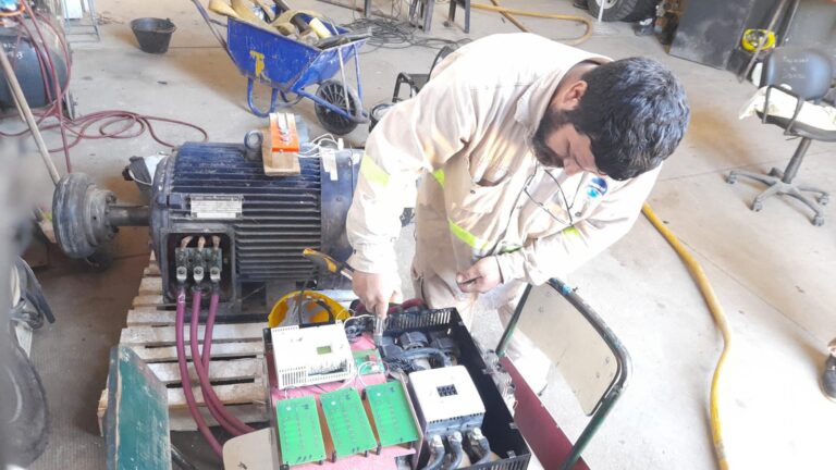 Trabajadores de SAMEEP realizando mantenimiento en infraestructura de suministro de agua.