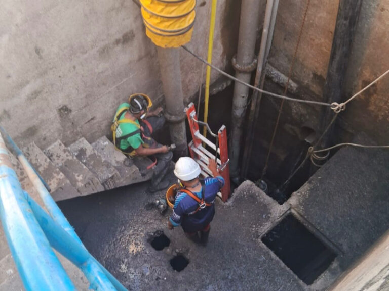 Trabajos de infraestructura cloacal de Sameep en un pozo del barrio España, Resistencia.
