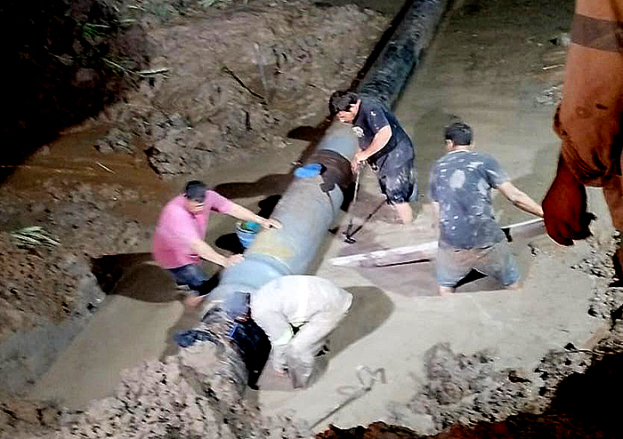 Trabajadores de SAMEEP realizando tareas de reparación en un acueducto.