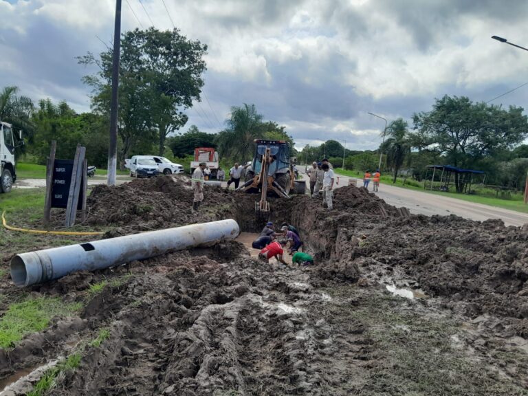 Trabajadores de SAMEEP realizando tareas de reparación en la red de agua potable.