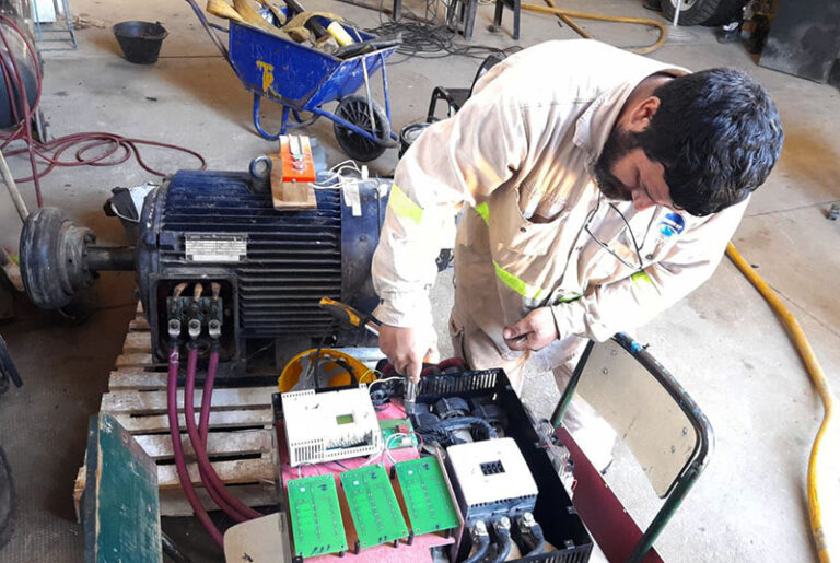Trabajadores de Sameep realizando tareas de mantenimiento en una planta potabilizadora.