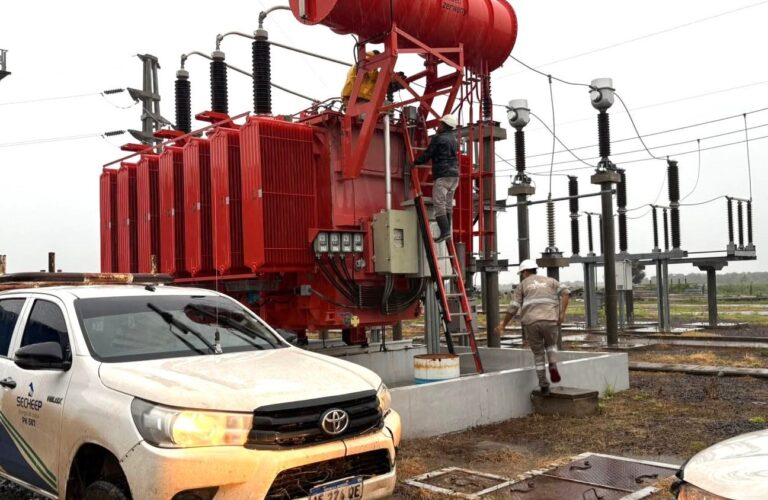 Operativo de SECHEEP en zonas anegadas del Chaco para normalizar el servicio eléctrico