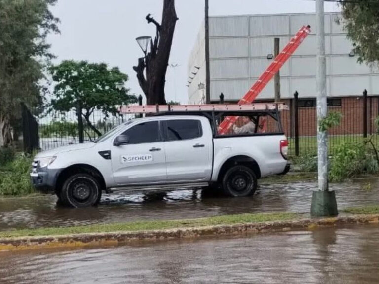 Trabajadores de Secheep inspeccionando daños en infraestructura eléctrica tras el temporal en Chaco