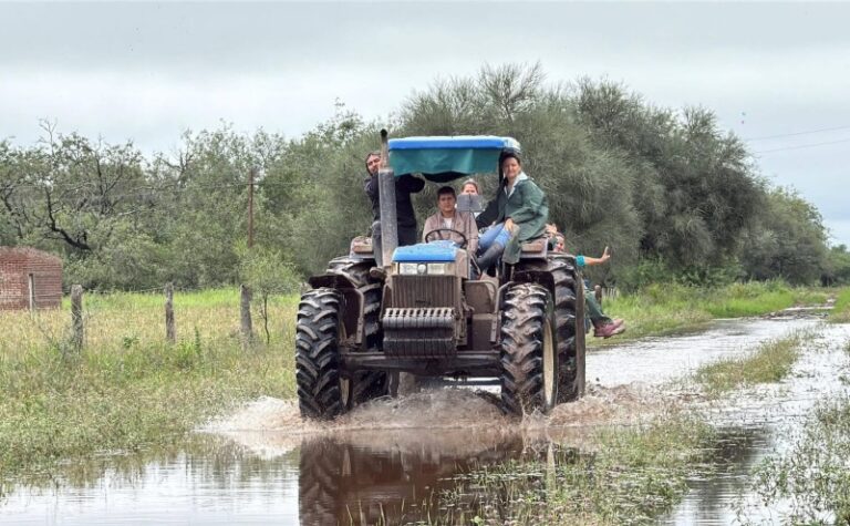 Tractor municipal en camino rural de Juan José Castelli durante operativo de asistencia por lluvias