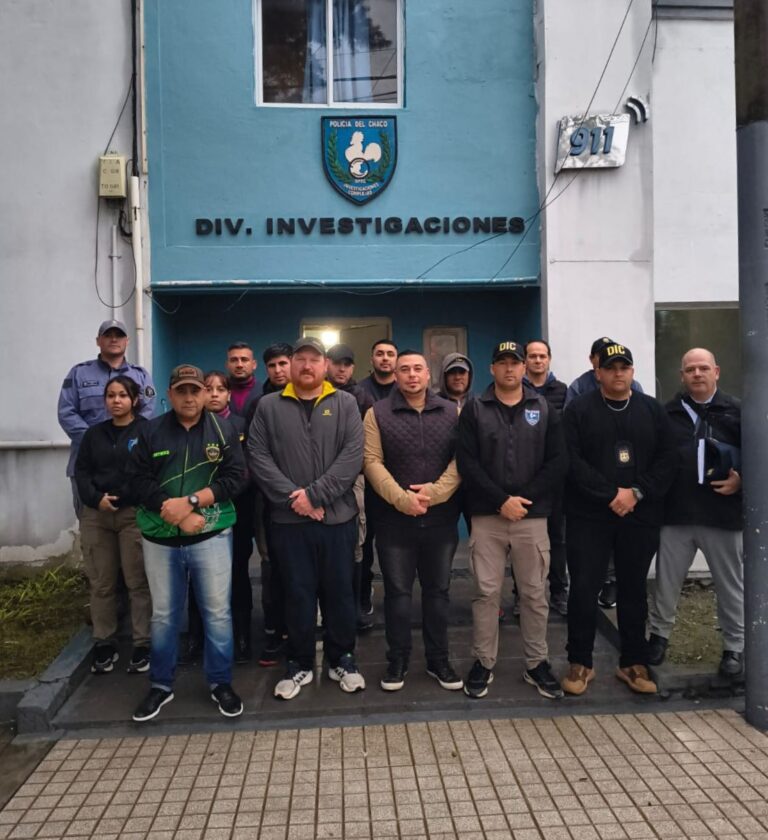 Policías durante allanamiento en Villa Ángela con armas secuestradas