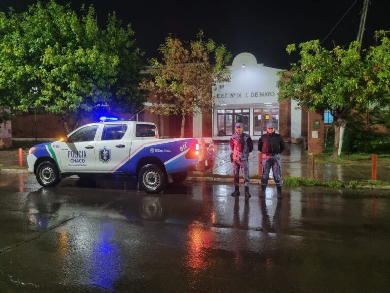Agentes de seguridad y autoridades en las inmediaciones de una escuela en la provincia del Chaco.